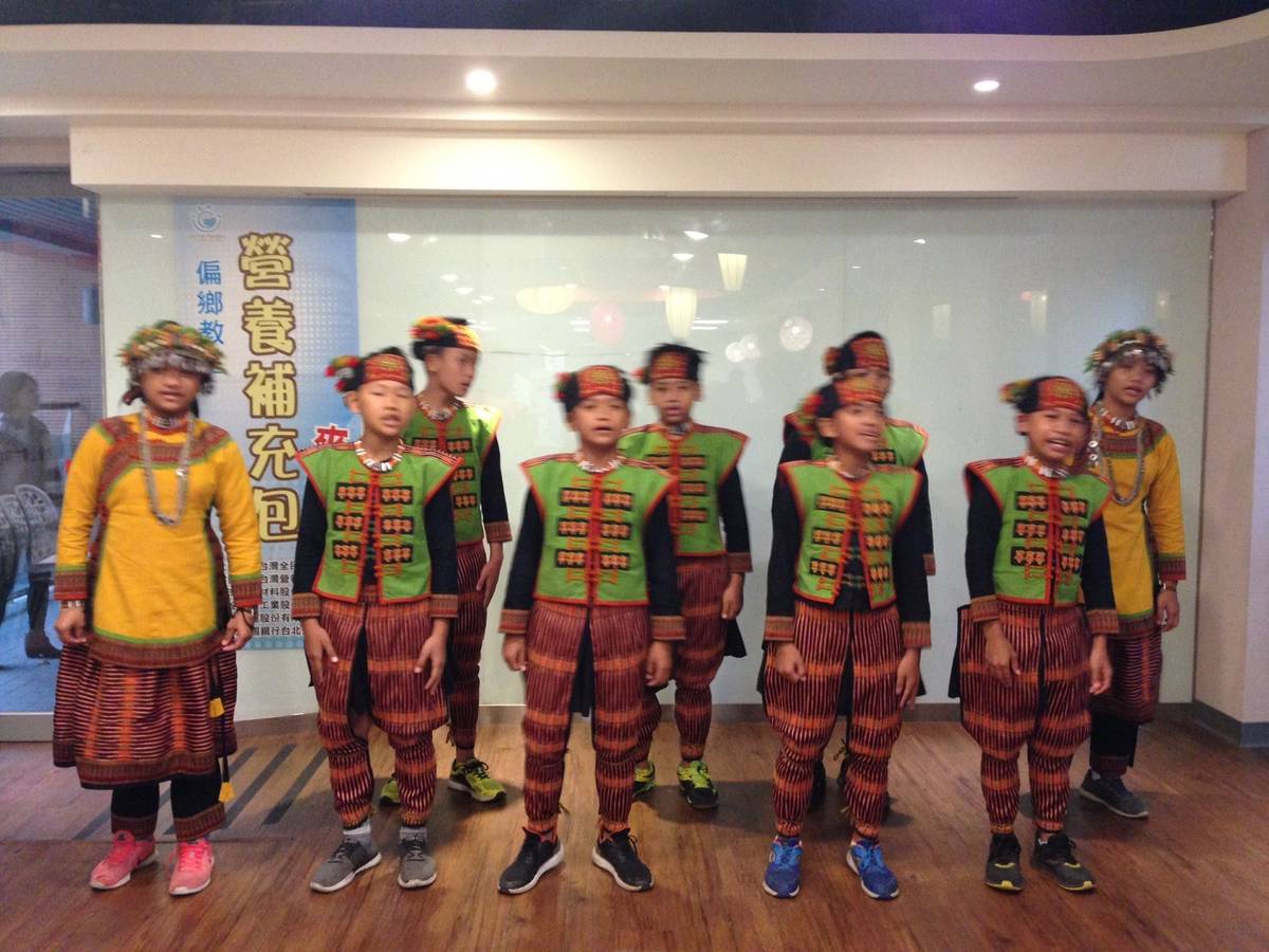 佳平彩虹古謠隊  學生傳承排灣文化，圖為佳平學生的演出。