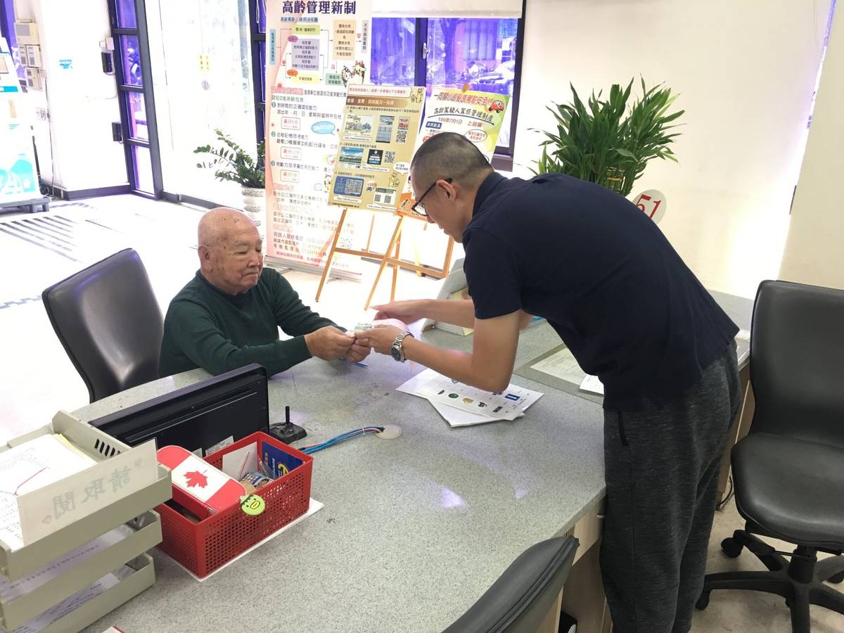 75歲以上汽機車駕駛人換照 苓雅監理提醒免收規費