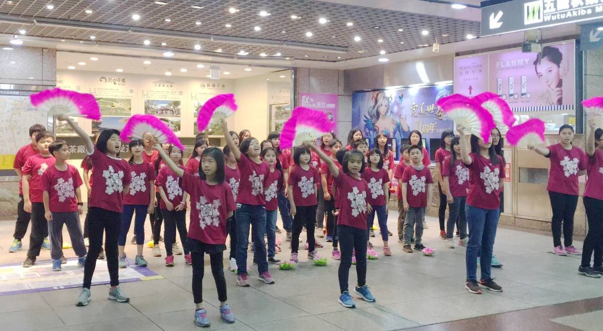 臺北站前地下街快閃 福原國小合唱團用歌聲傳遞感謝