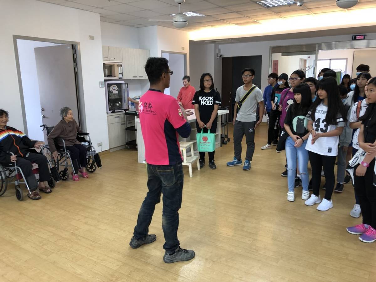 臺東專科學校學生與新生國中學生，一起快樂的參與志工服務