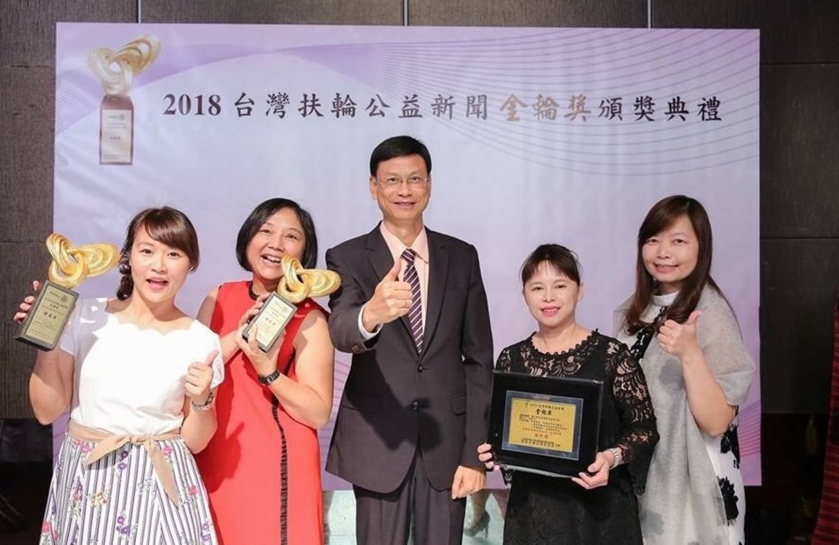 國立教育廣播電臺總臺長謝忠武(中)與彰化分臺黃麗如(右1)、劉文珍(左2)；臺東分臺的李思瑩(左1)、胡美足(右2)紀錄榮耀時刻