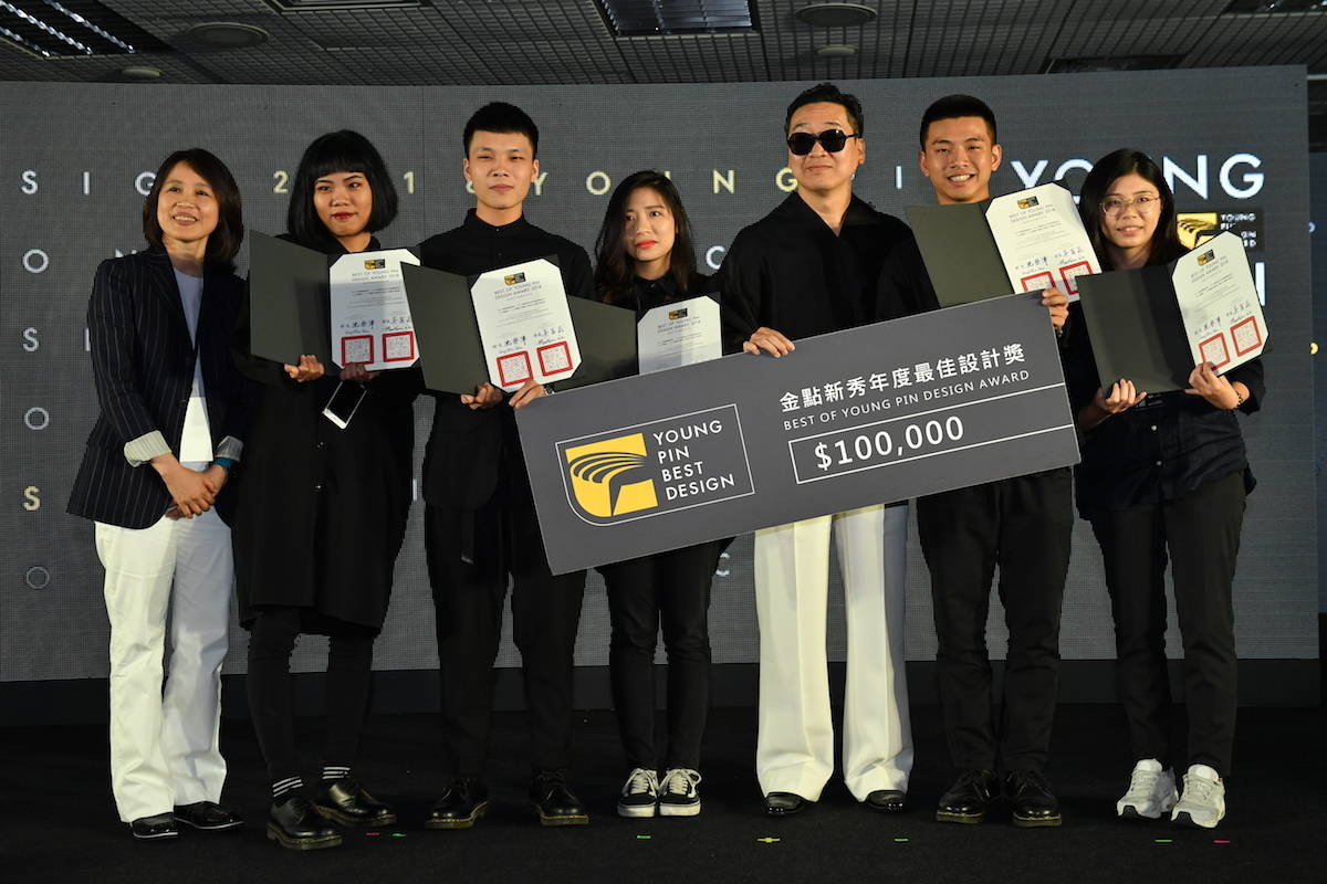 視覺傳達設計類評審召集人陳俊良頒發金點新秀年度最佳設計獎「講幹話」。