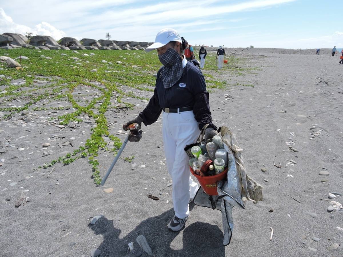響應世界環境日 臺東淨灘清出1.3噸海洋垃圾