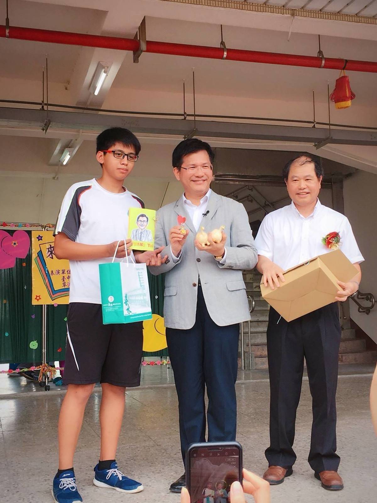 市長林佳龍(圖中)在校長羅能熙的陪同下，嘉勉政豪(圖左)