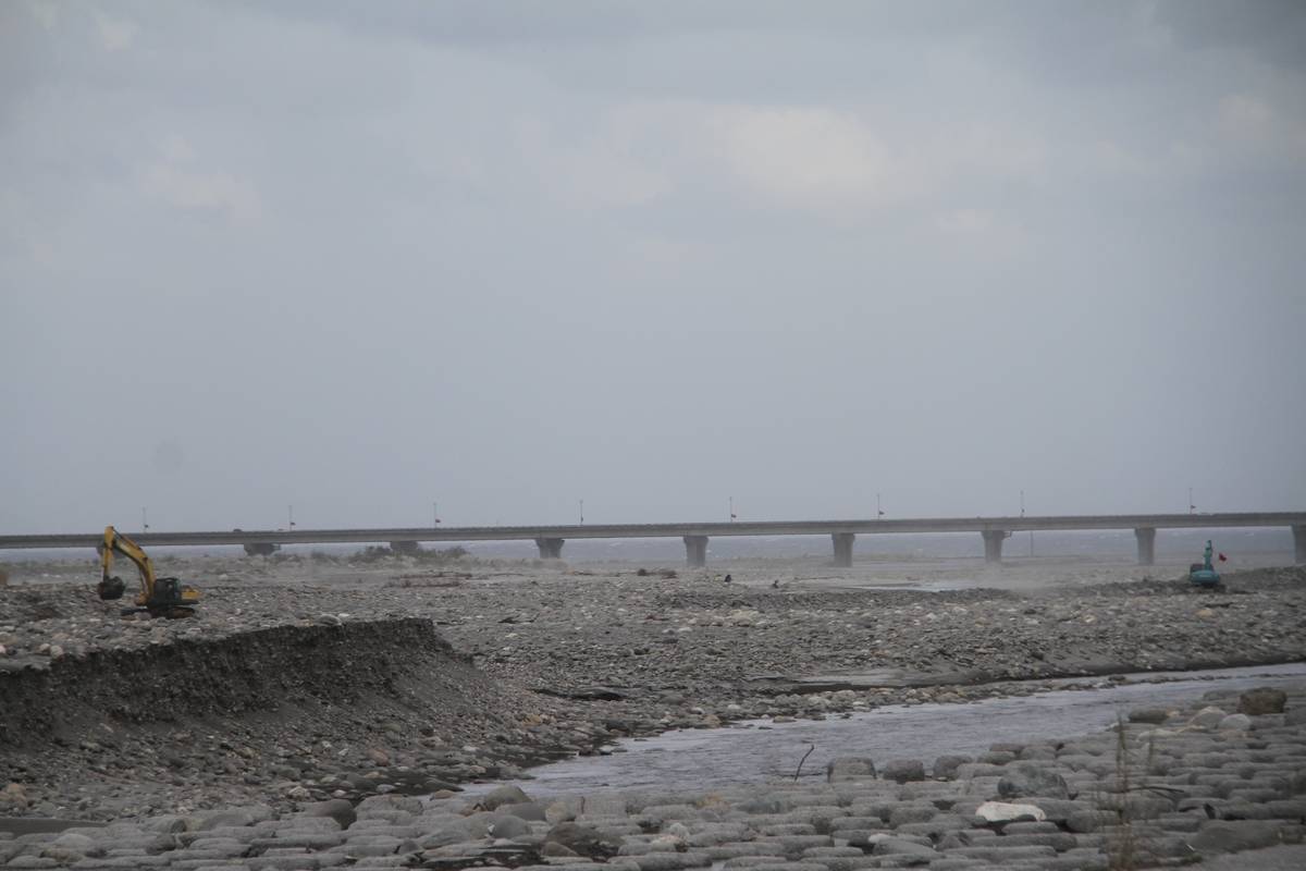 颱風共伴效應臺東風飛砂再起，八河局立即施作水覆蓋(資料照片)。