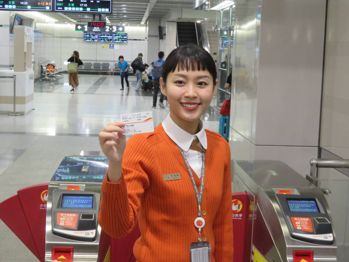 高鐵人員展示新版車票