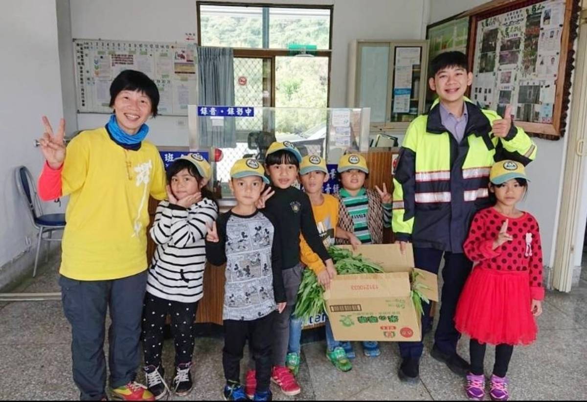 慰勞選舉執勤辛勞 海端國小學童替警察叔叔加菜