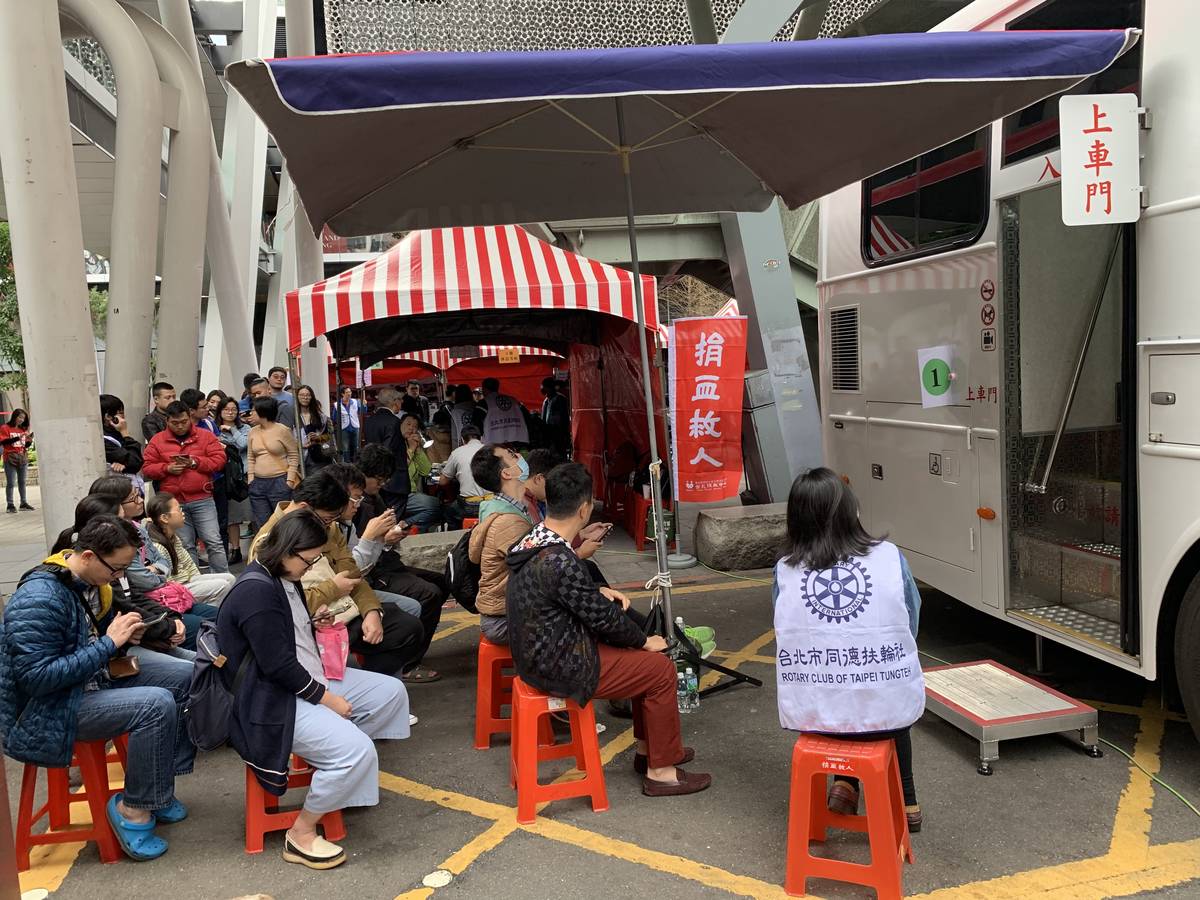 現場有非常多的民眾挽起袖子熱心參與捐血