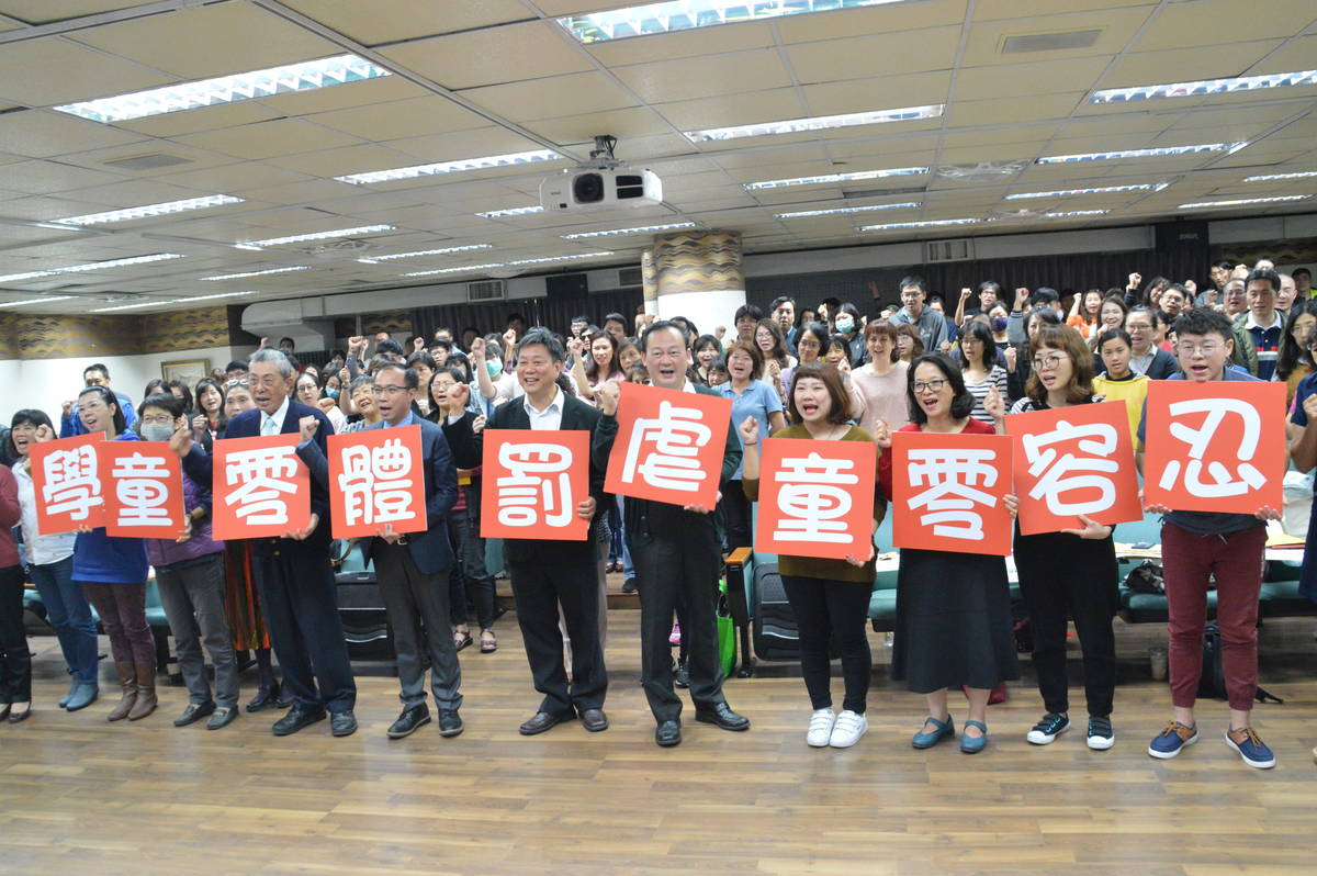 南市教育局長鄭新輝和補教業者共同宣誓學童零體罰