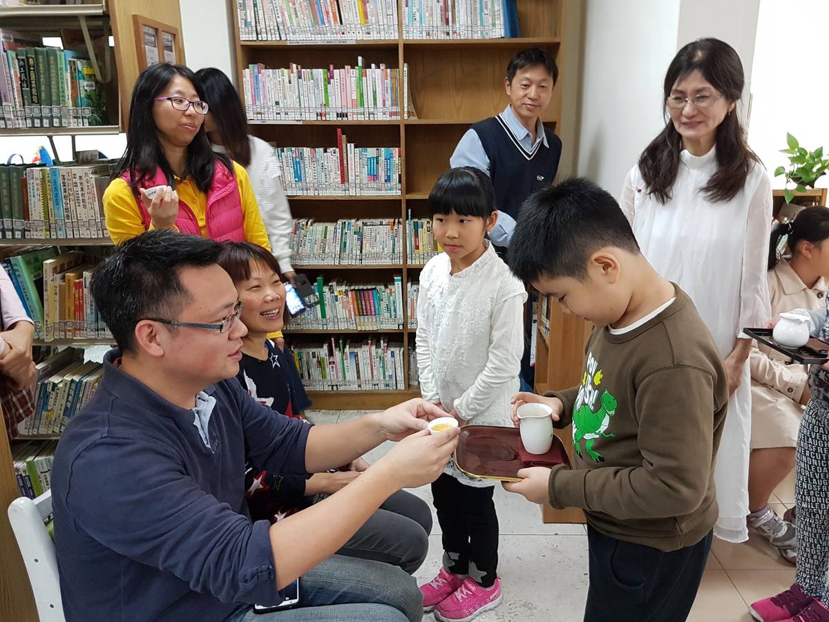新北市立圖書館石碇分館為了讓下一代延續茶葉文化，特別開設茶藝課。