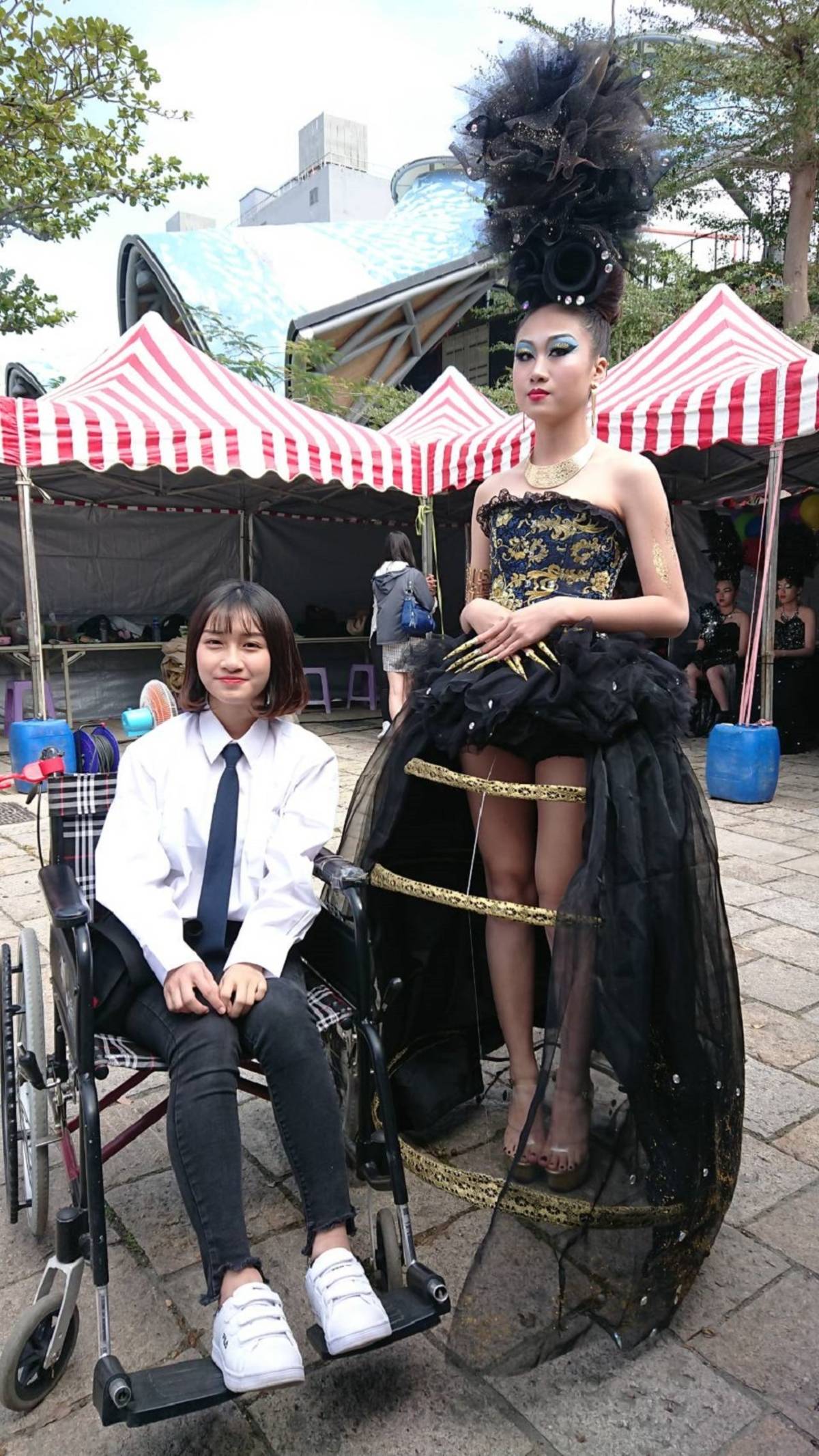 美容科學生鄭雨瑄（左）作品「伊西斯的魔法女神」。