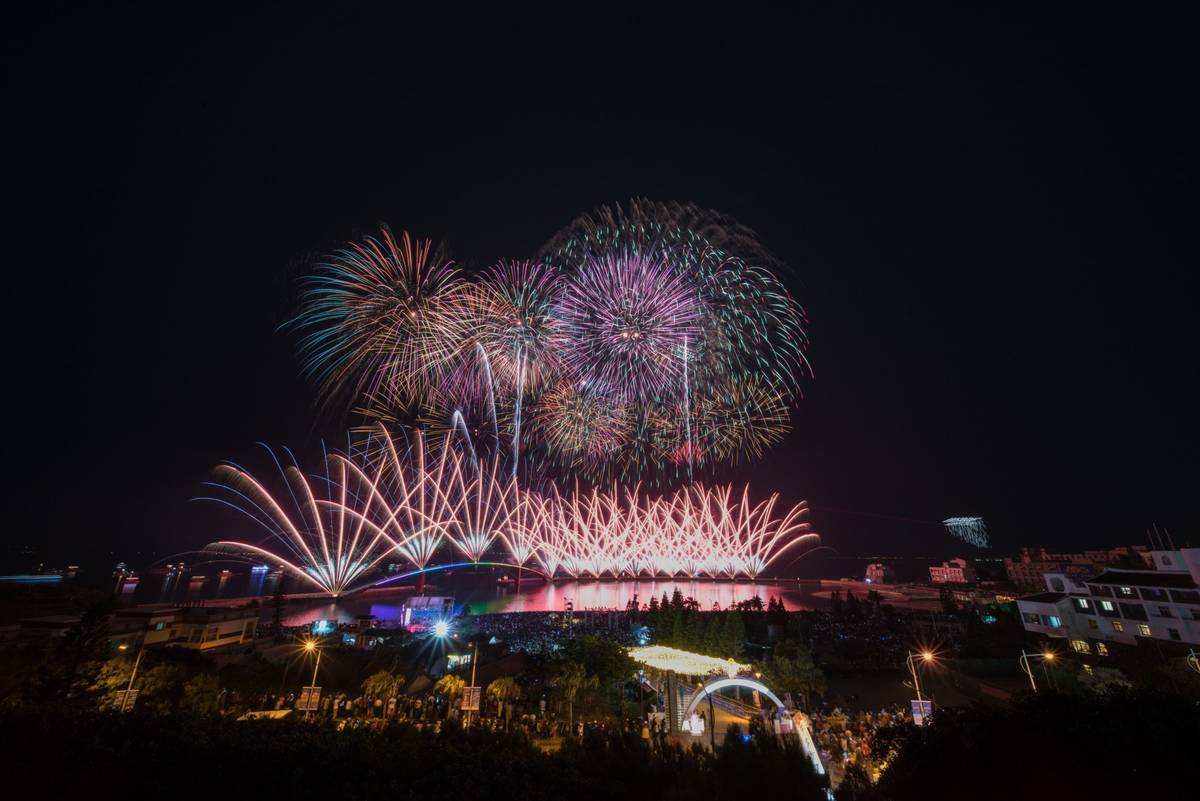 澎湖花火節開幕 二萬五千人共同體驗無人機燈光秀