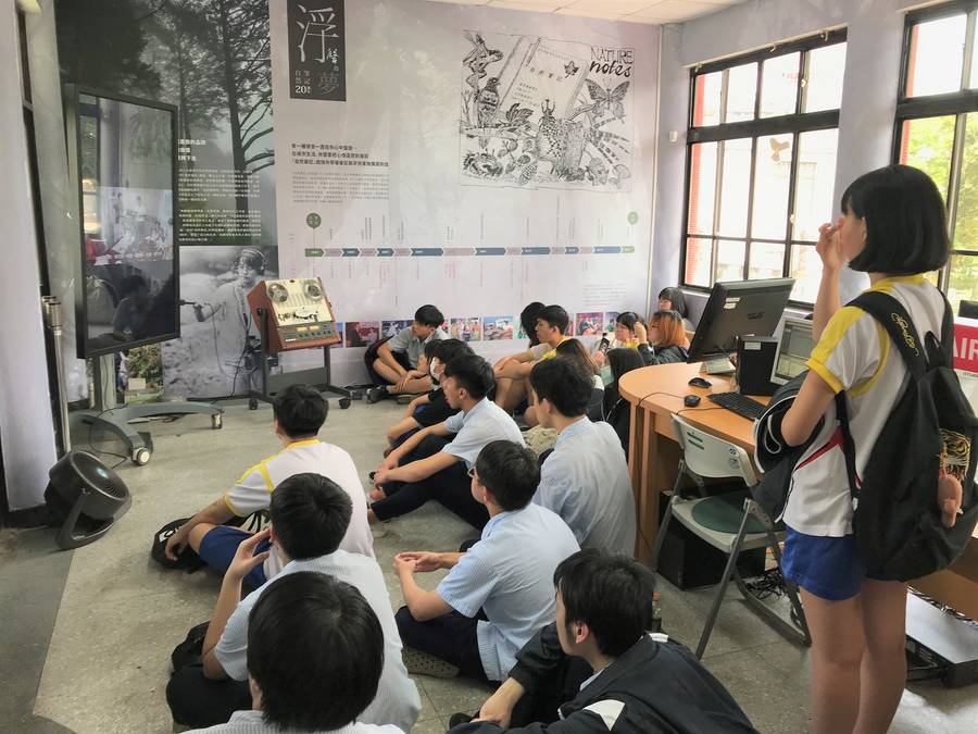 康寧大學同學們欣賞導覽影片