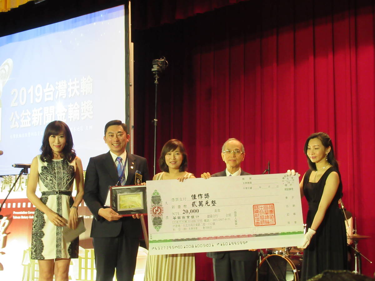 教廣台東分臺李思瑩(中)獲廣播媒體新聞報導獎特定題材類佳作