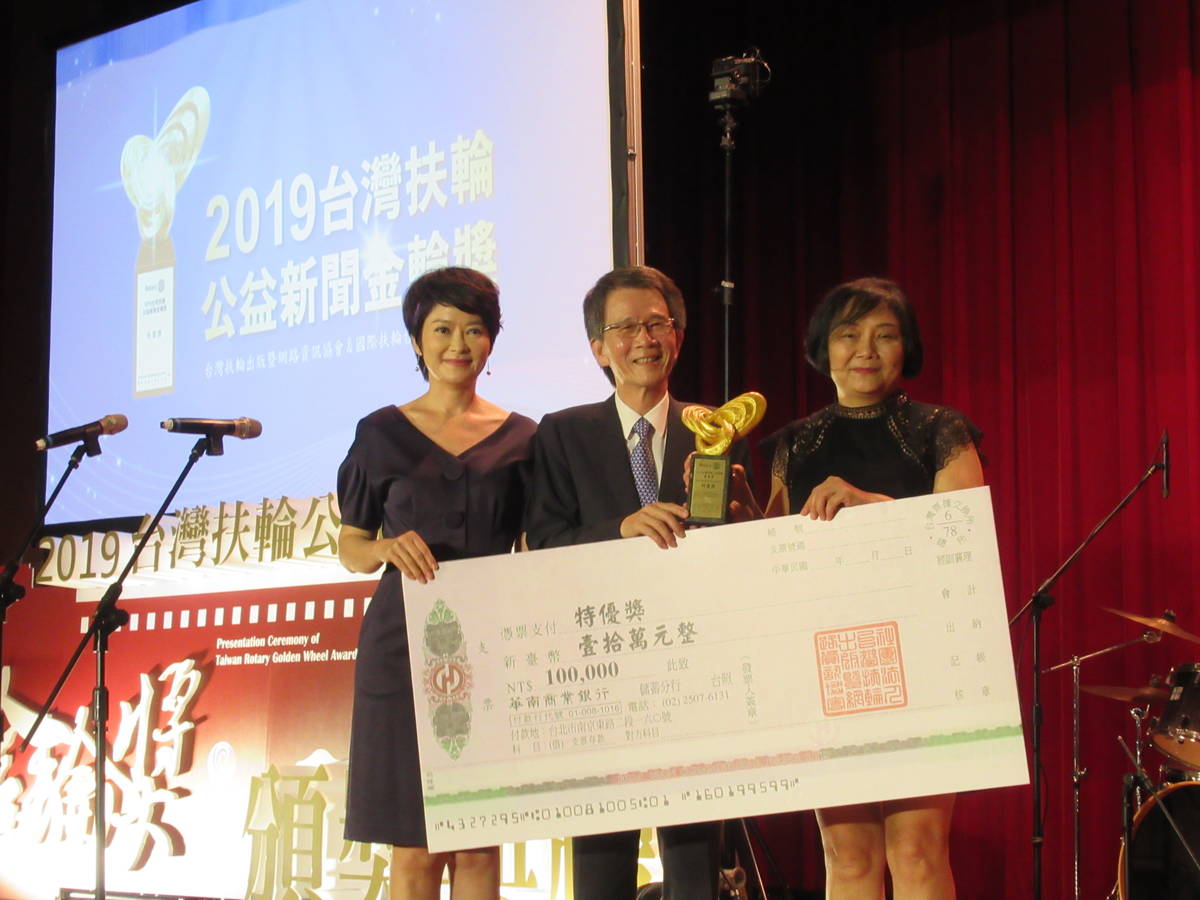 教廣彰化分臺劉文珍(右一)獲廣播媒體新聞報導獎特定題材類特優。