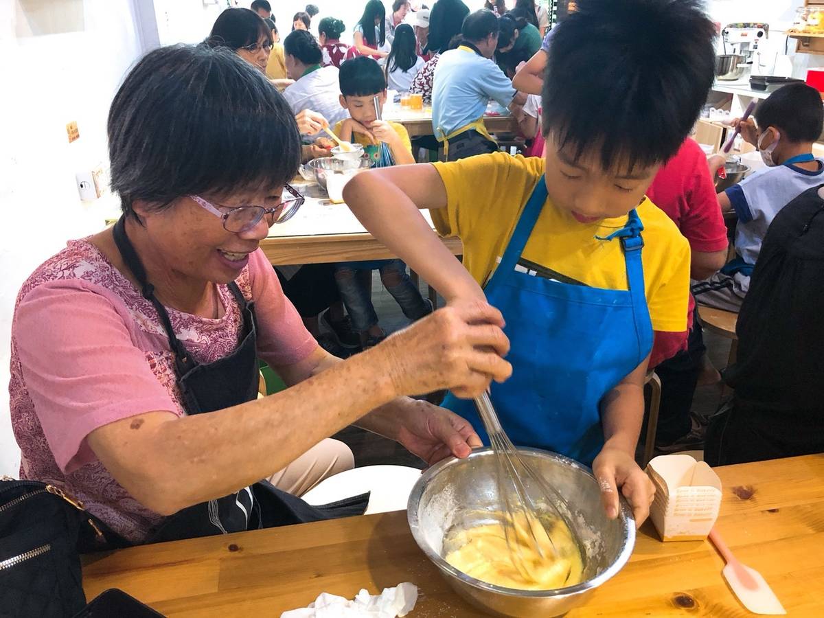 祖孫烤箱讀書會(臺中市家庭教育中心提供)