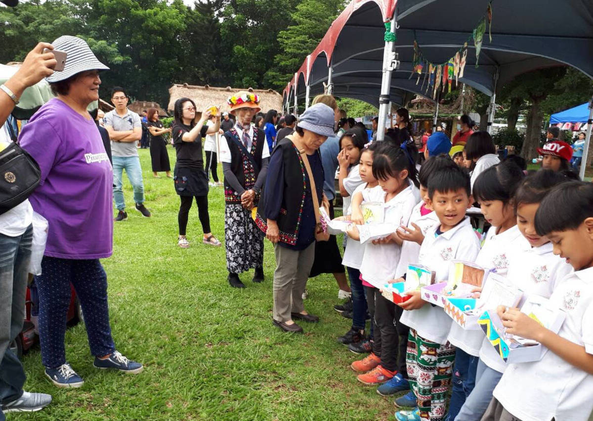 南王Puyuma花環實驗小學利用週末假期，舉辦masalrak-實驗教育成果展暨愛心園遊會，許多家長及社區民眾前往關心。
