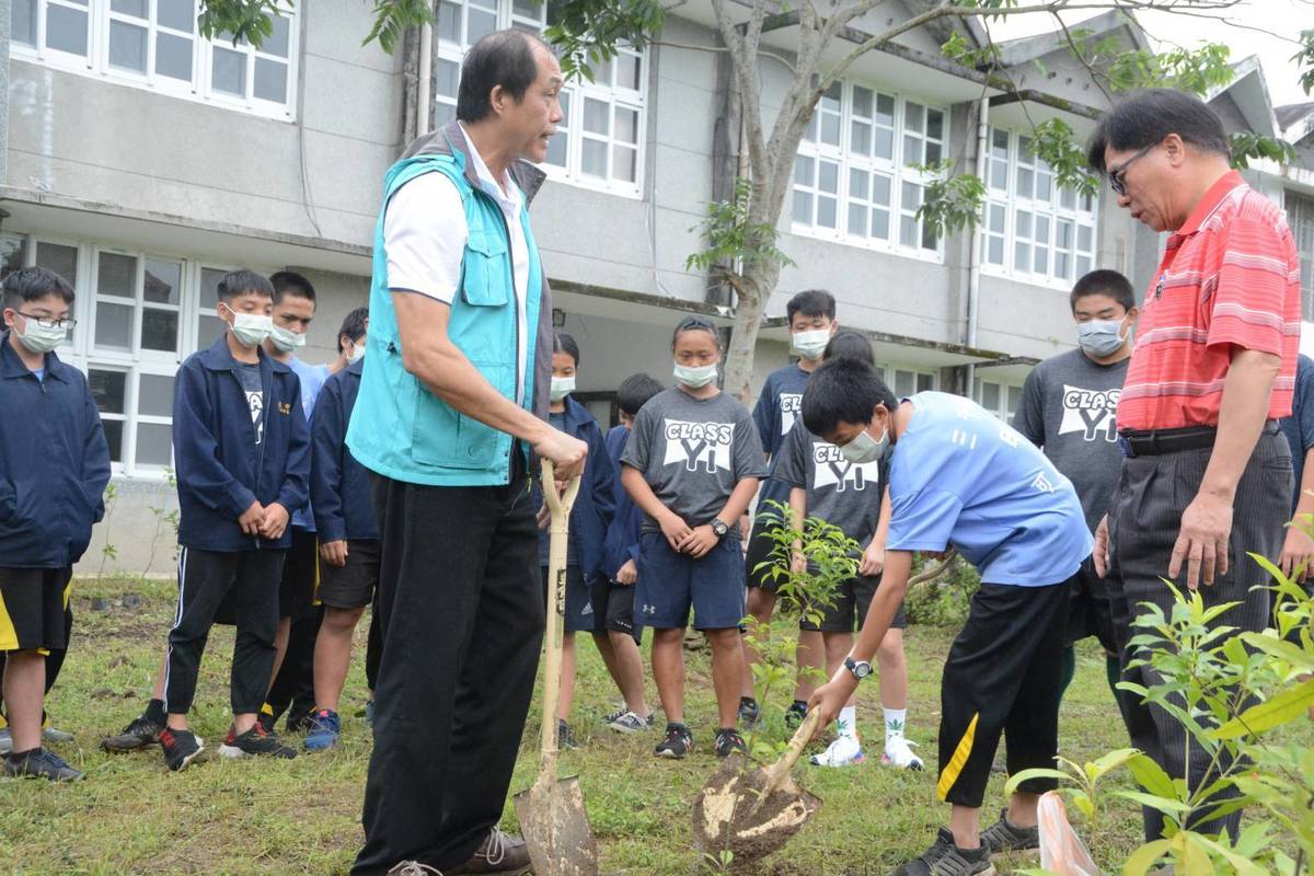 臺東林管處愛護森林宣導進校園，與師生攜手綠美化校園環境。