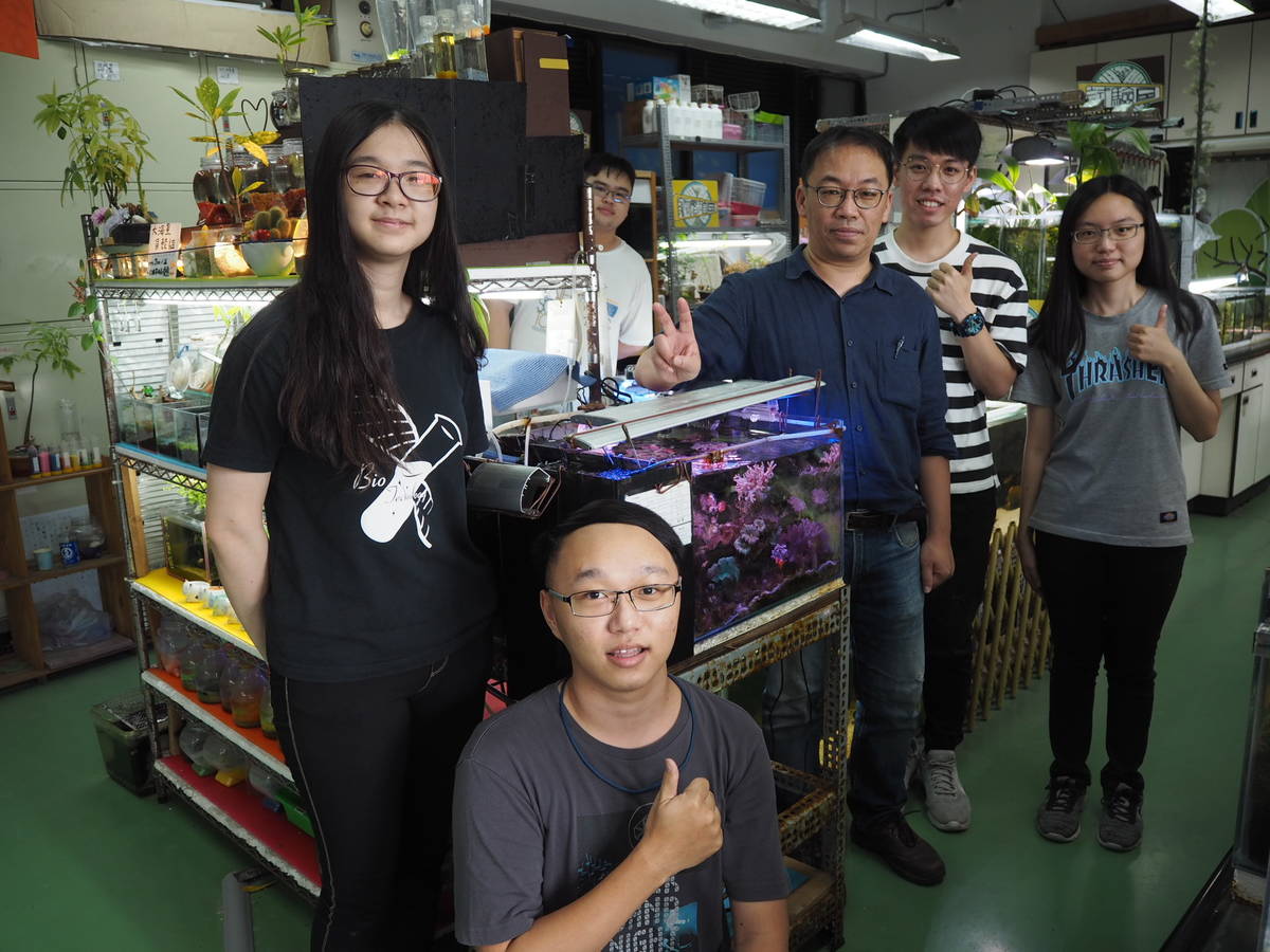 大葉大學食品暨應用生物科技學系，簡稱食科系，副教授吳建一(右3)及其學生