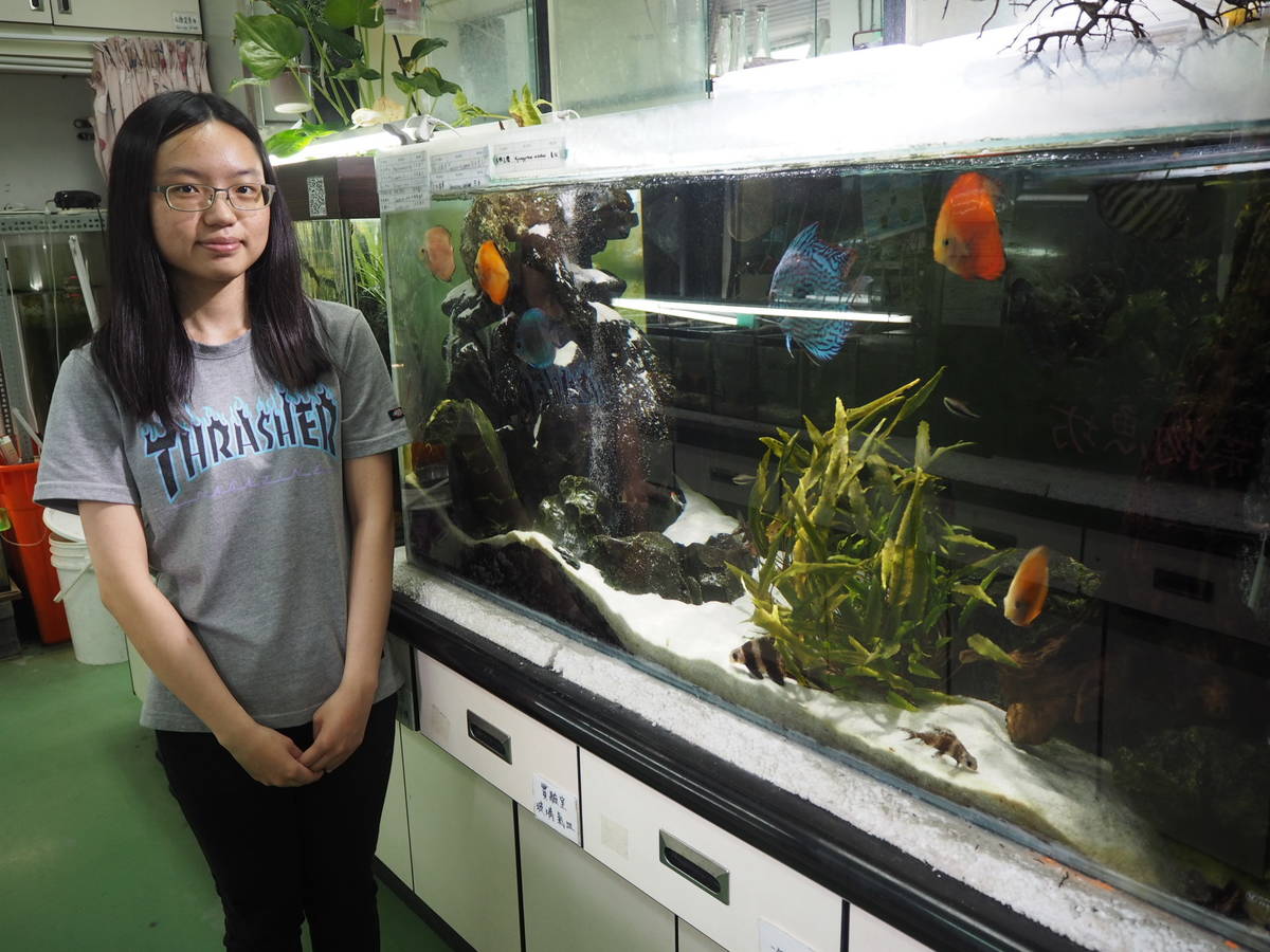 大葉大學食科系林思吟同學與喜歡的水族缸合照