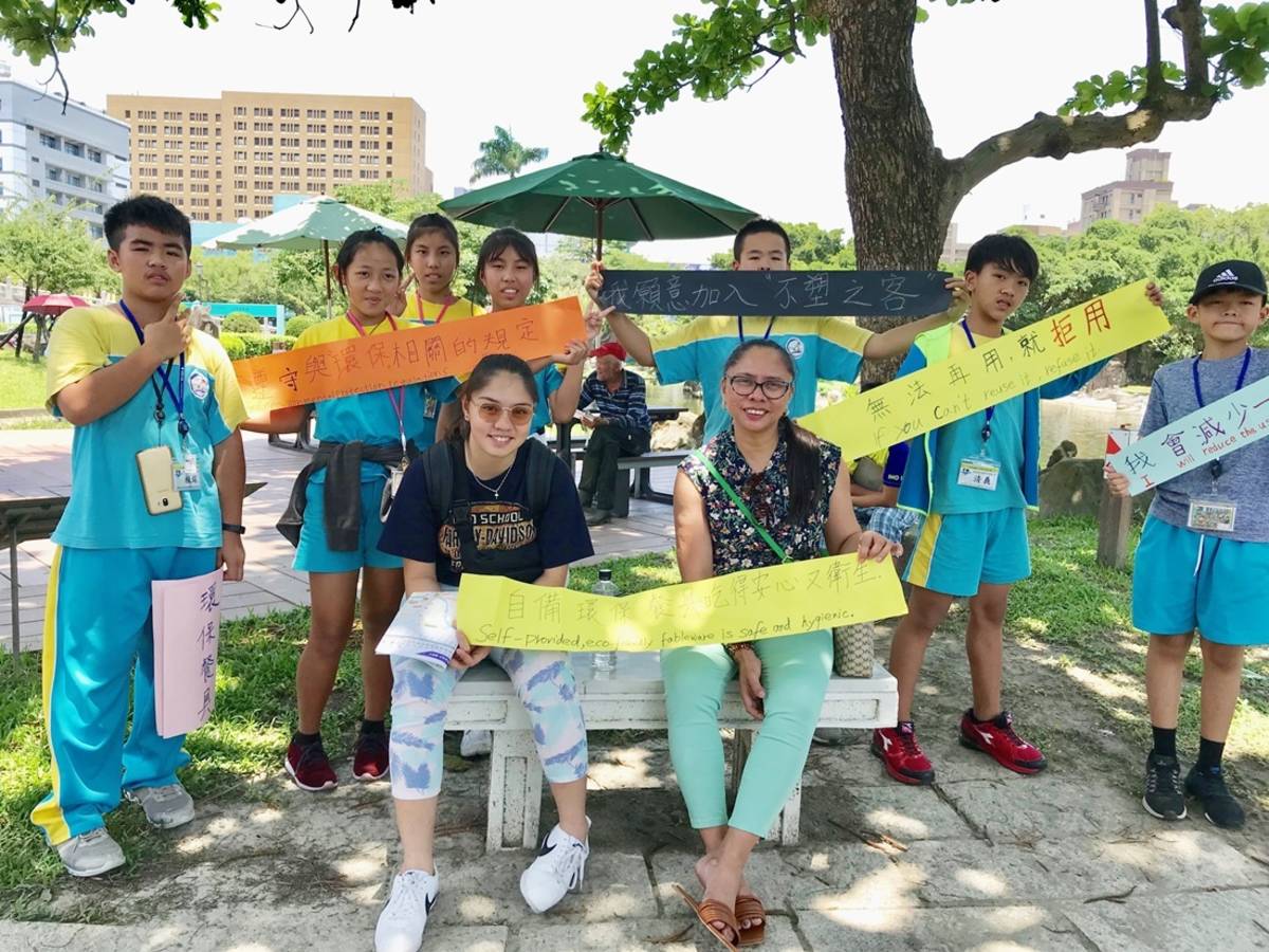 富山國小「不塑畢旅」前往自由廣場快閃宣導無塑觀念，並邀請民眾合影。