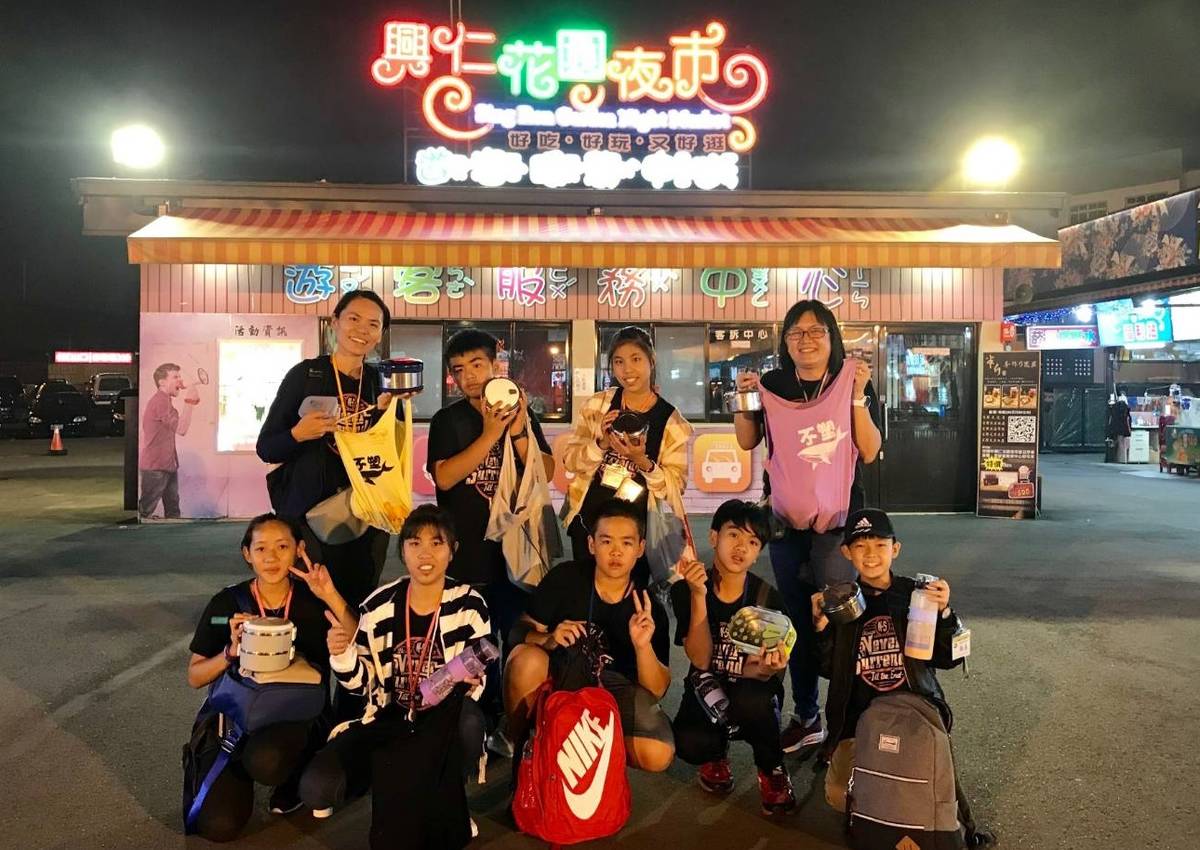 富山學小畢業班學生逛夜市全程使用自備環保容器及餐具。