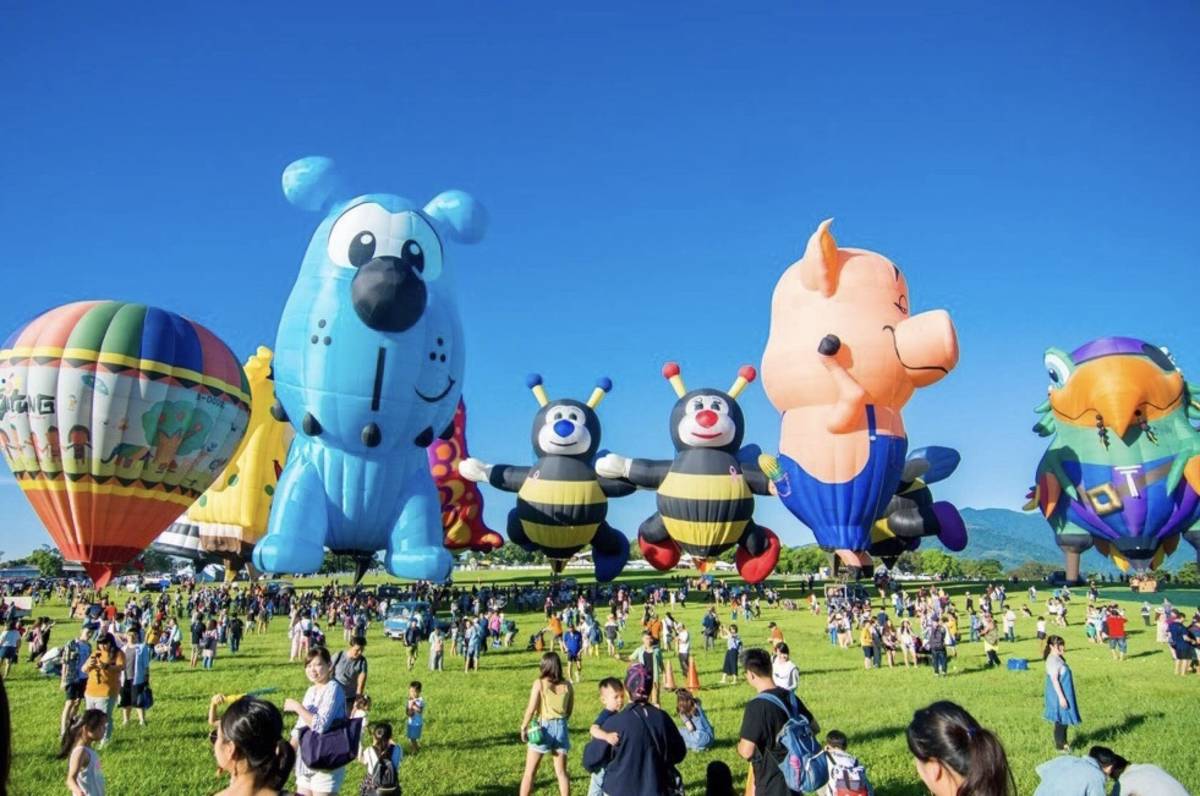 臺灣國際熱氣球嘉年華登場，上萬遊客欣賞26顆球齊飛  。