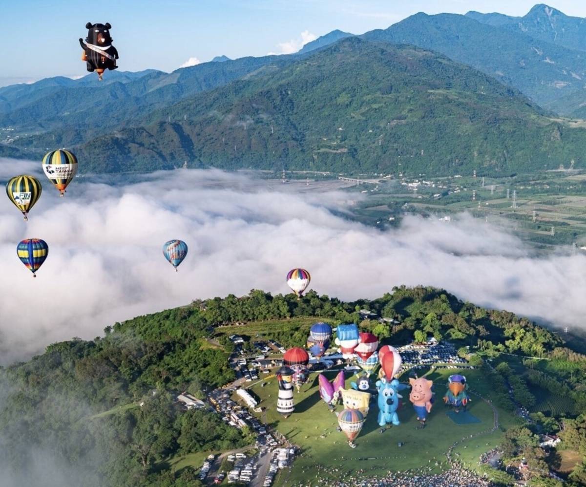 臺灣國際熱氣球嘉年華登場，上萬遊客欣賞26顆球齊飛  。