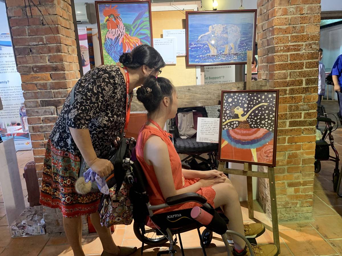 罕見天使蕎蕎與其母親一同欣賞蕎蕎的作品