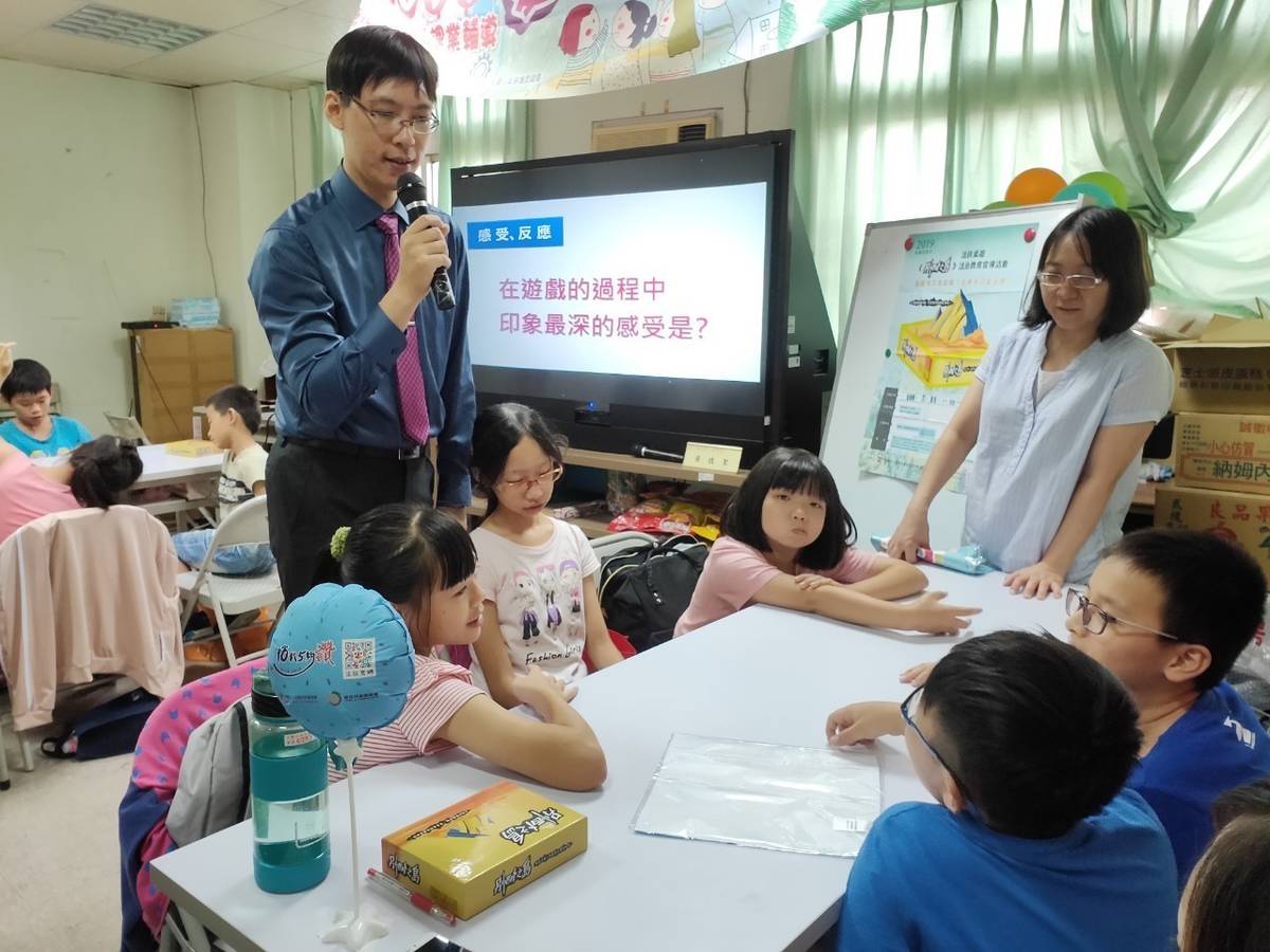 法扶基金會黃德聖律師與孩子們互動準備玩桌遊