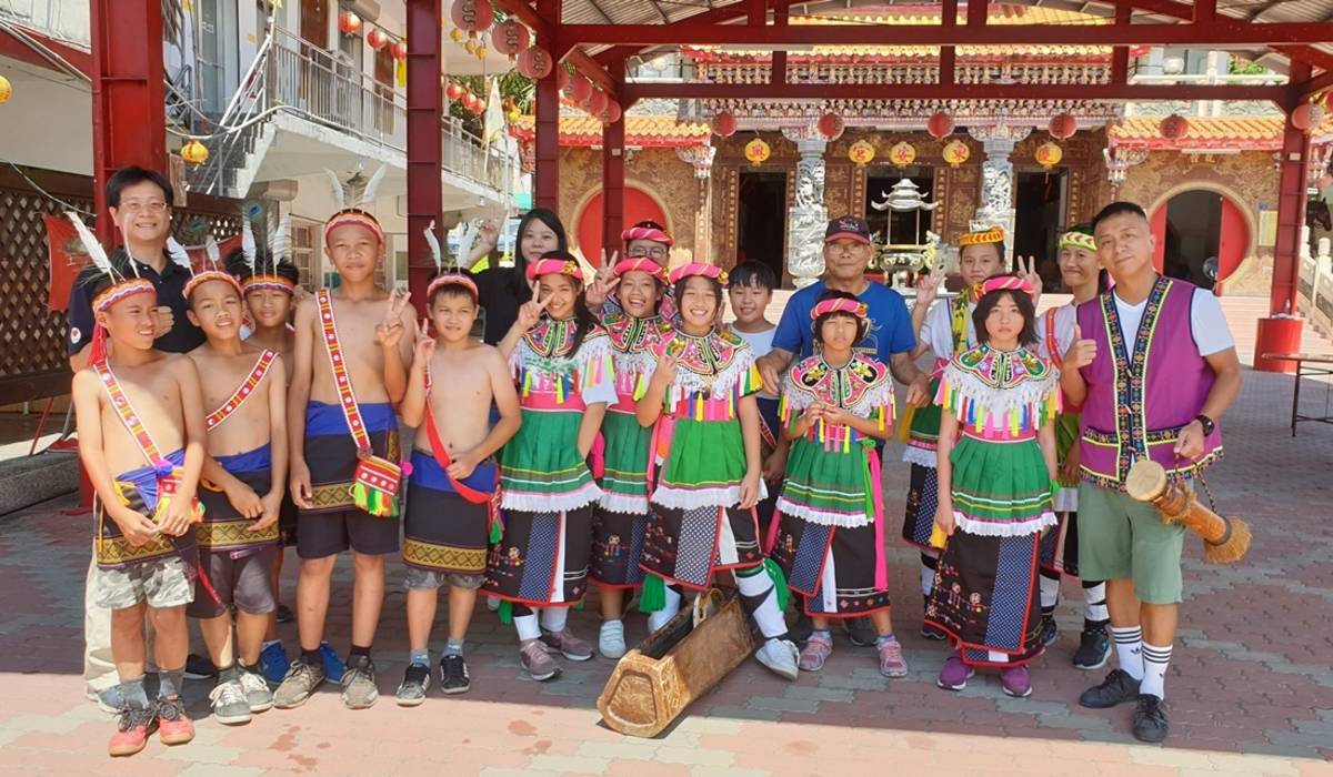 臺東泰源學生到「阿拉巴灣」部落豐年祭會場參與開場演出，展現傳統樂舞學習成果。