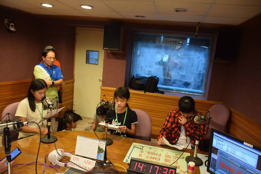 錄音室裡綠隊的同學認真的講稿發聲
