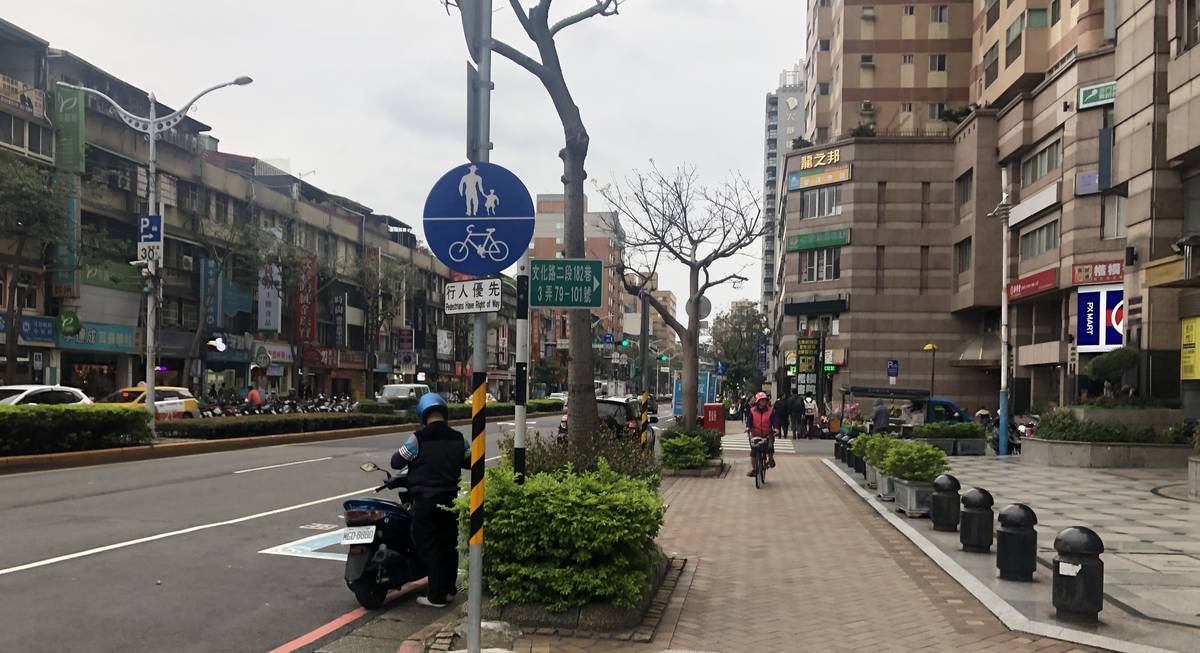 新北市交通局表示，設有自行車專用道、自行車人車共道的標誌或標線才允許自行車在人行道上行駛