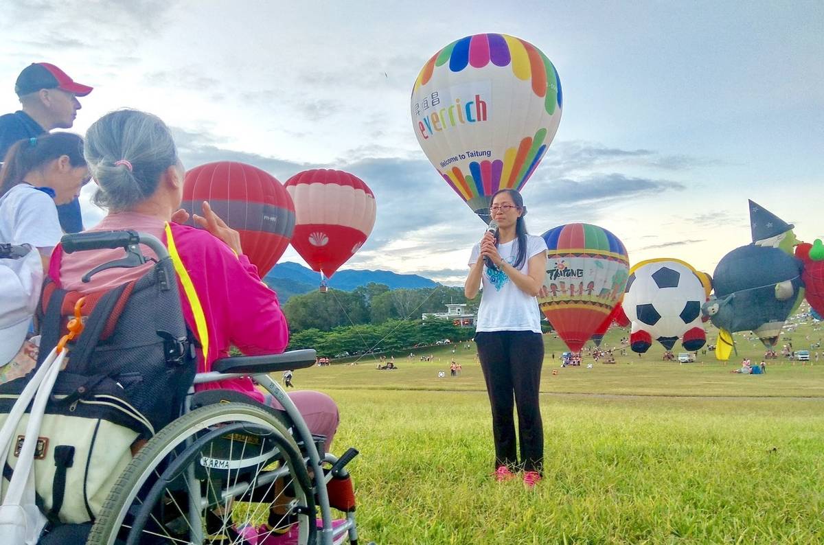 來自高雄的朱婉怡，帶著罹患帕金森氏症的母親到鹿野高臺觀看熱氣球，並在主辦單位安排下向母親感性告白。