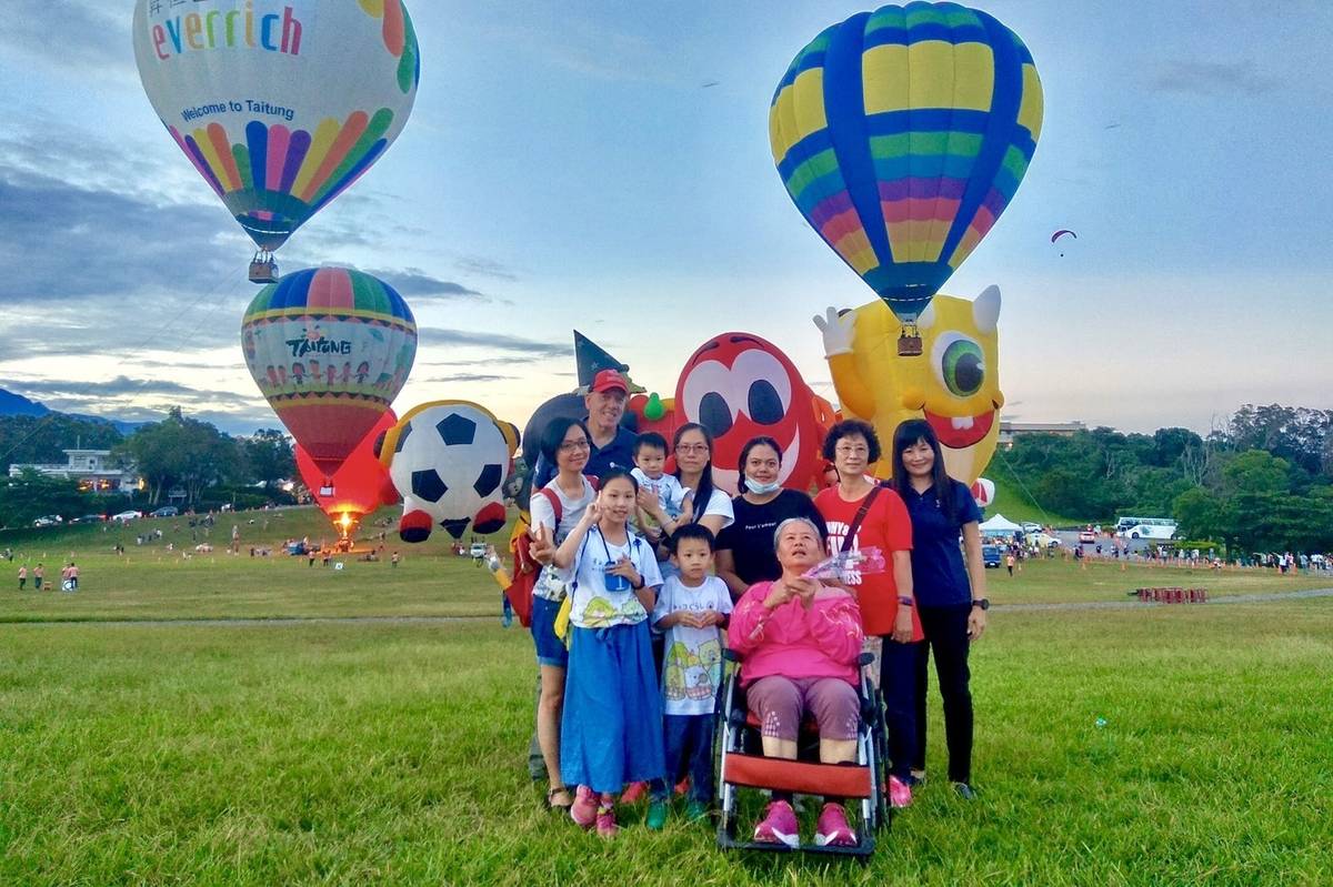 來自高雄的朱婉怡，帶著罹患帕金森氏症的母親到鹿野高臺觀看熱氣球，並在主辦單位安排下向母親感性告白。
