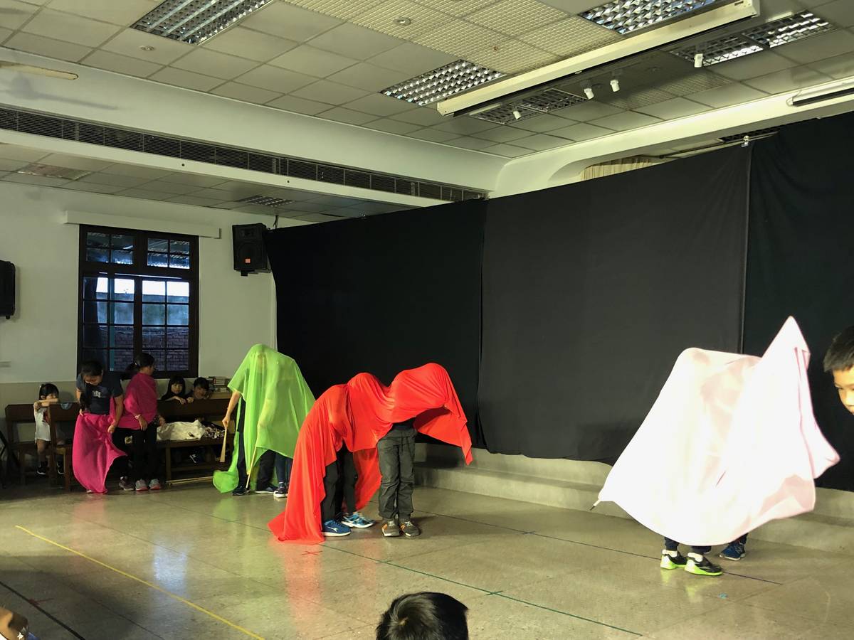 小朋友利用五顏六色的布塊做出表演