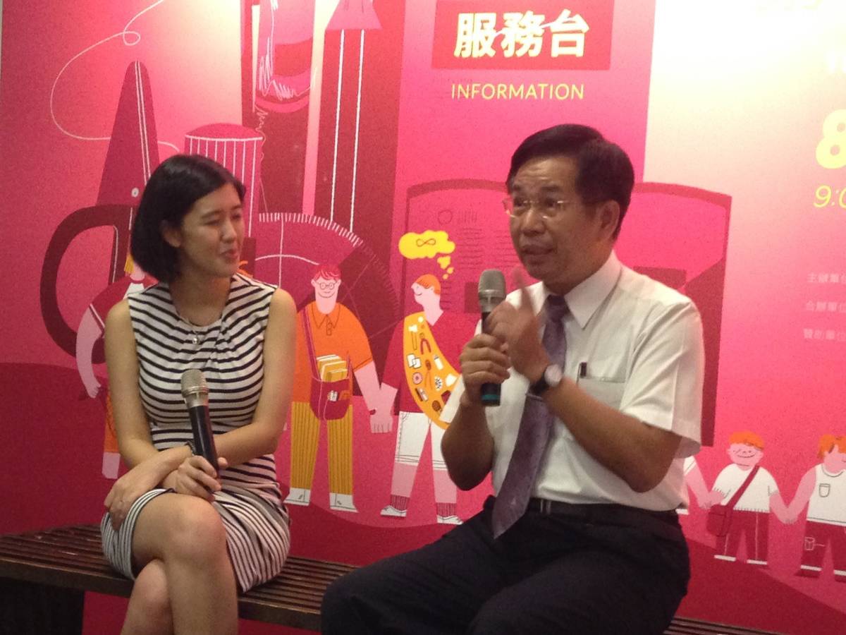 教育部長潘文忠(右)與劉安婷對談。