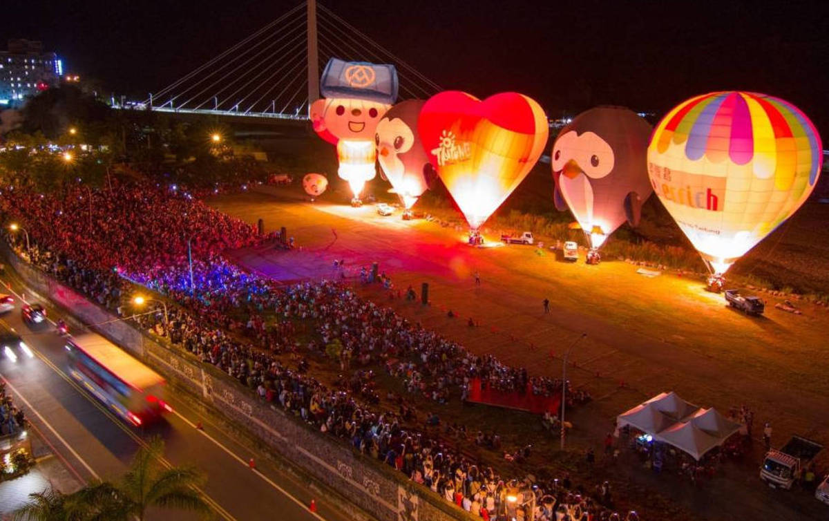 「臺灣國際熱氣球嘉年華」光雕音樂會第6場次，以知本溫泉區的自然生態山林、勇男橋為背景，結合熱氣球光雕絢麗演出。
