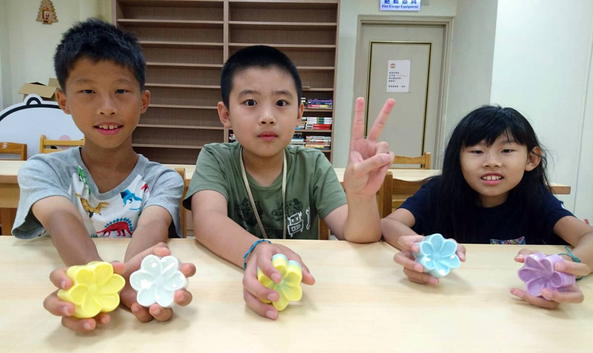 陪讀學童親手製作秀英花手工皂，將當作獨一無二的父親節禮物