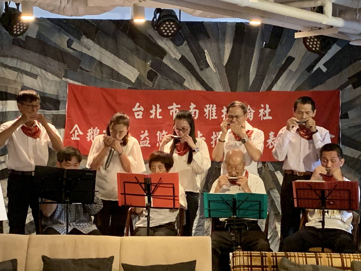 活動開場由病友們組成並成立剛滿一週年的歡樂感恩口琴社進行演出