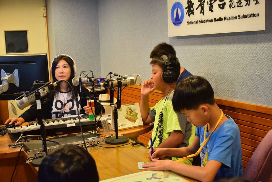 在錄音室參與體驗現場節目製播的同學們
