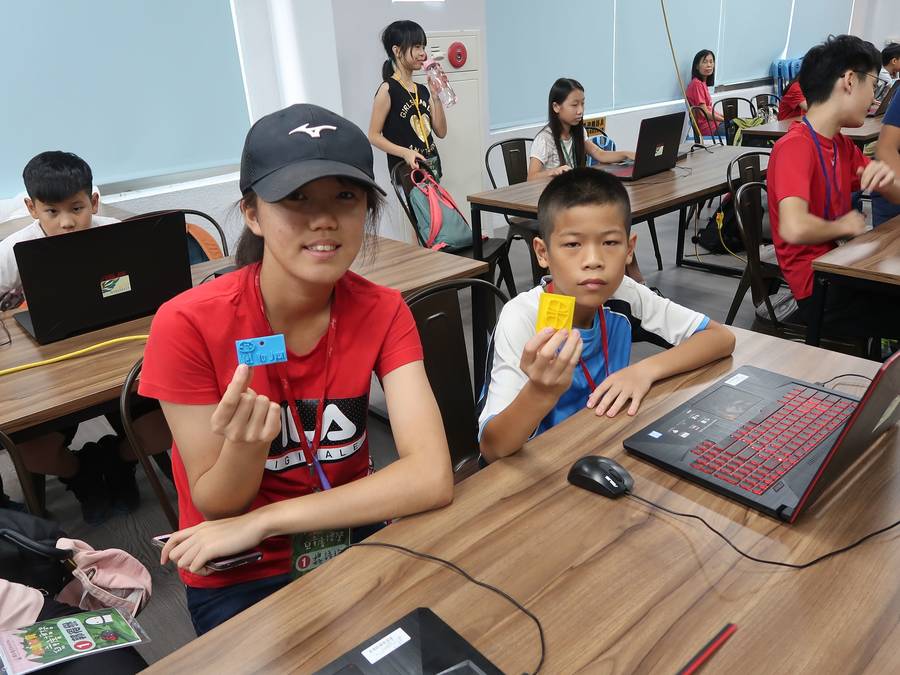兩位同學在教室大方地出示自己剛完成的作品
