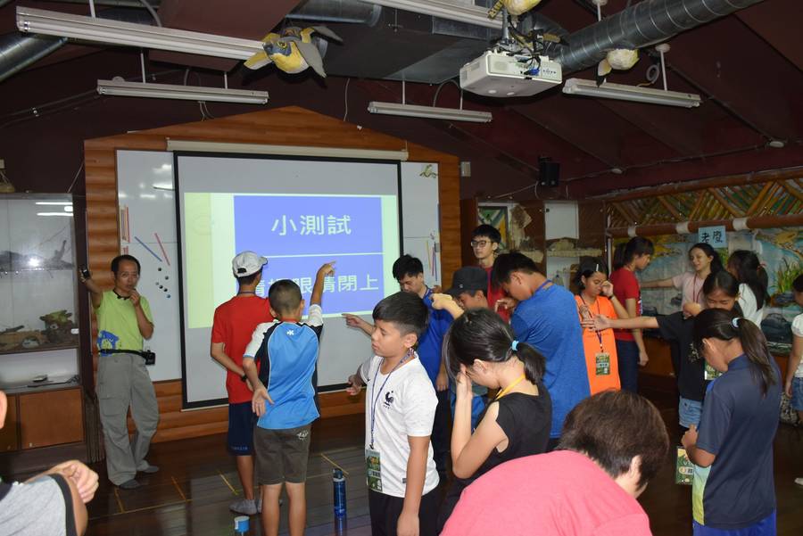 定向遊戲解說老師要同學閉眼轉圈親身感受迷失方向的感覺