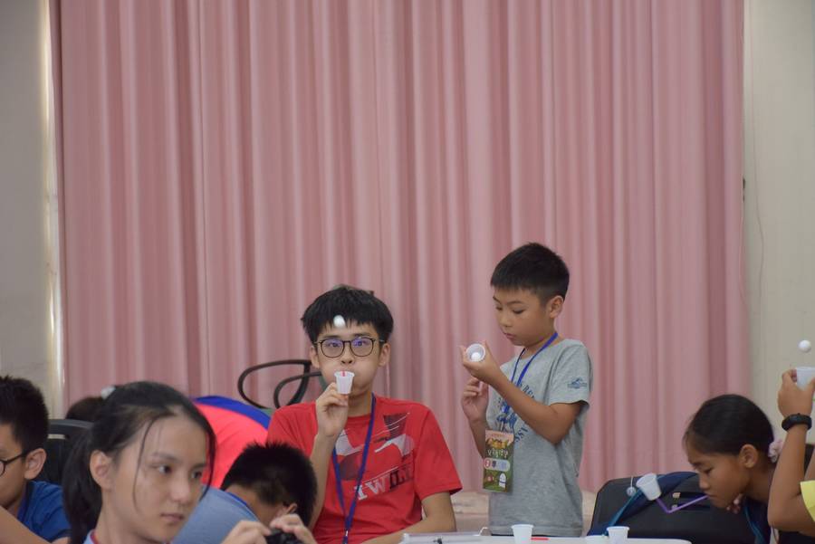 科學實驗中一位同學正在吹浮球