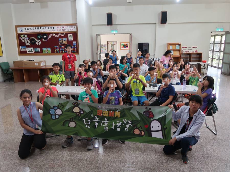 科學實驗活動結束 同學們在活動中心吹浮球合照