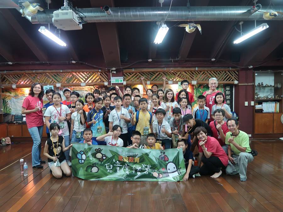 結束定向遊戲後在2樓合照留影