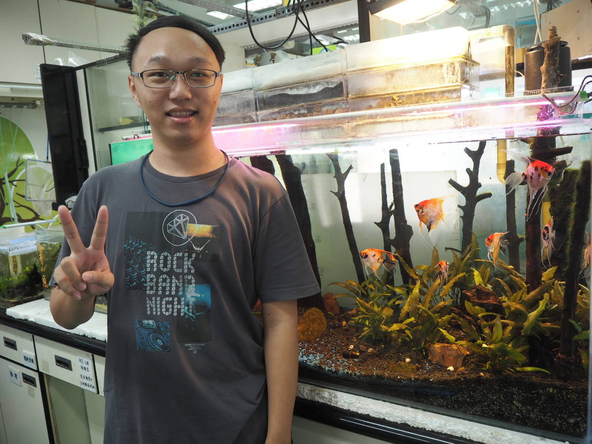 大葉大學食科系廖峻達同學，最喜歡有亞馬遜森林風格的神仙魚水族缸