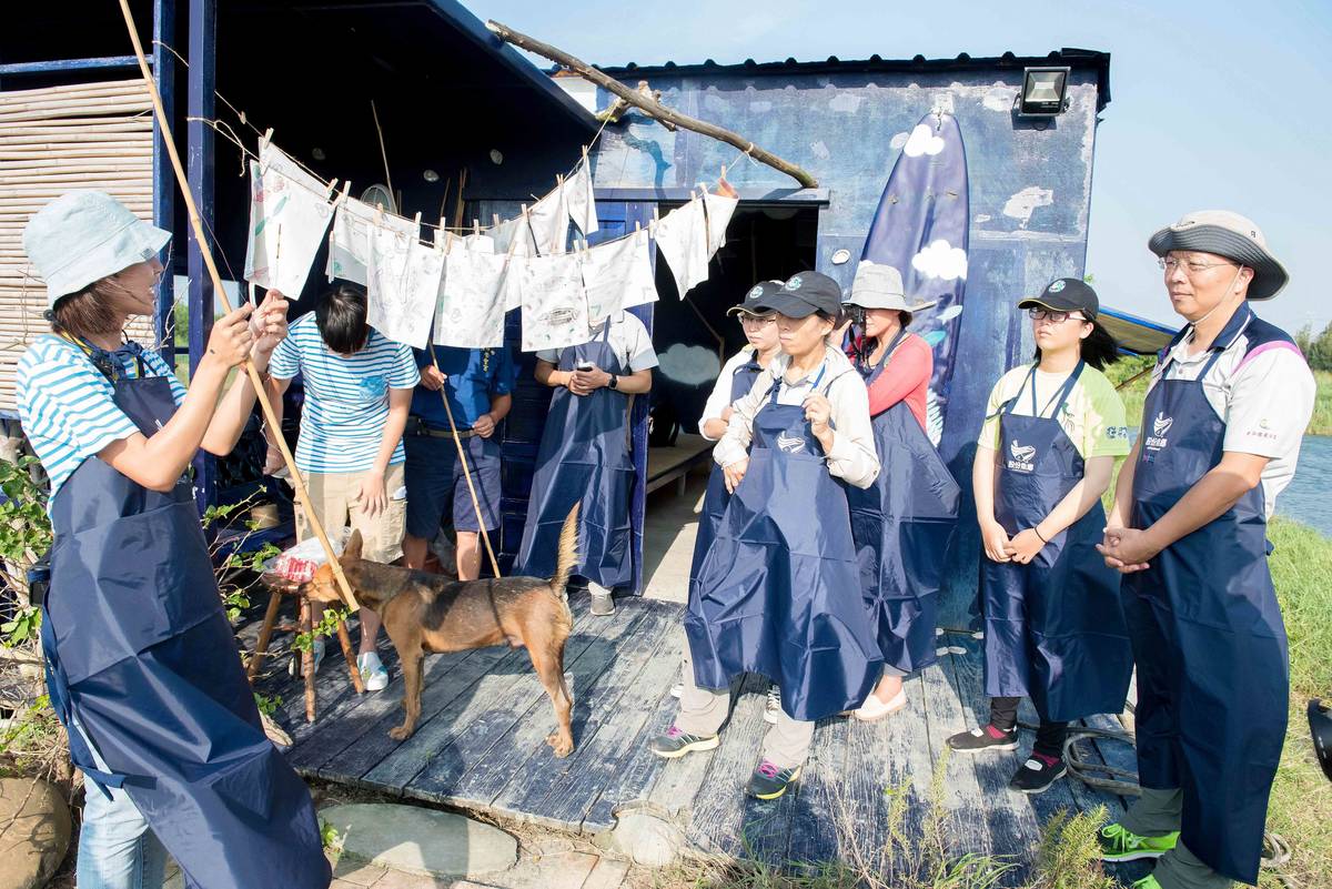 「魚塭裡的餐桌」帶民眾體驗釣虱目魚。