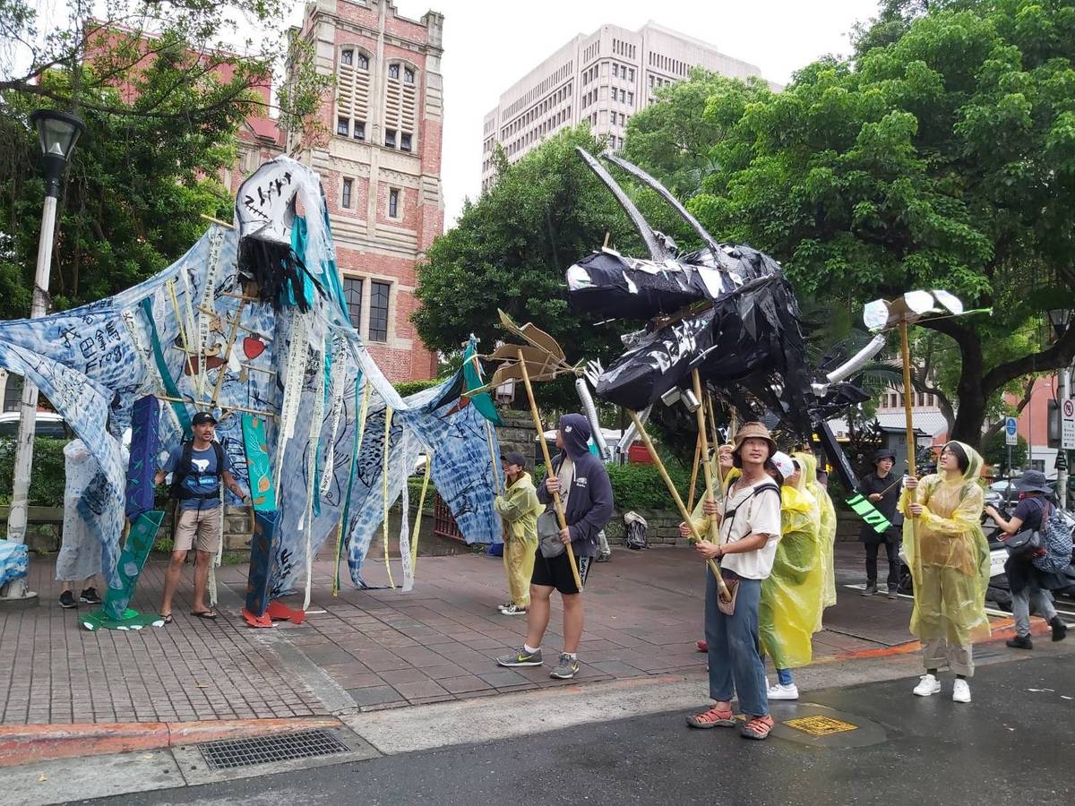 青年朋友利用廢棄素材製作的大型化石巨獸與滅絕幽靈。