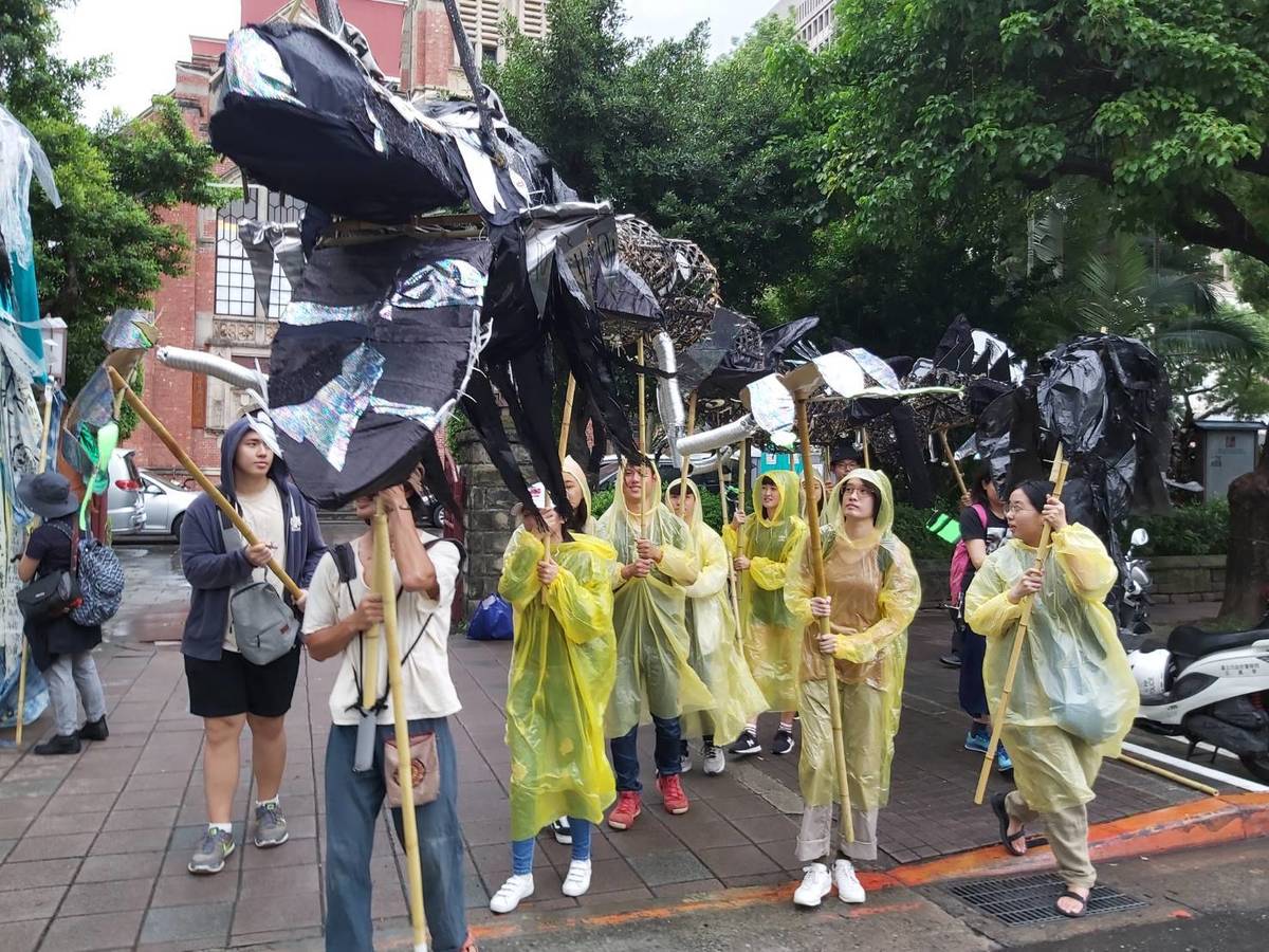 青年朋友利用廢棄素材製作的大型化石巨獸